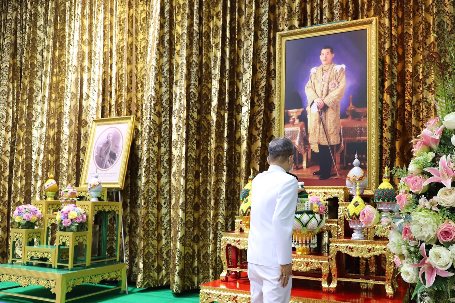 จังหวัดอ่างทอง ถวายภัตตาหารเพลและมอบสิ่งของพระราชทาน ถวายแด่พระภิกษุ สามเณร ผู้เข้าสอบประโยคบาลีสนามหลวง 