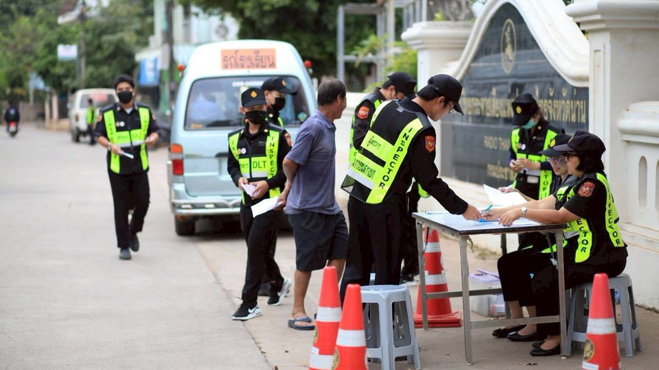 ขนส่งน่านตรวจเข้มรถรับ–ส่งนักเรียน พบ 15 คันผิดกฎหมาย สร้างความปลอดภัยเด็ก