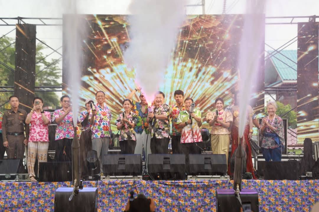 เปิดงาน "เย็นทั่วหล้า มหาสงกรานต์แฟนตาซี ถนนข้าวสุก"  ชาวอ่างทองร่วมสาดน้ำสุดคึกคัก 