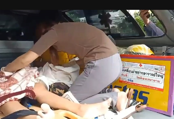 สาวลาวปวดท้องจะคลอด แต่ไปไม่ถึงโรงพยาบาลคลอดบนรถอาสา 