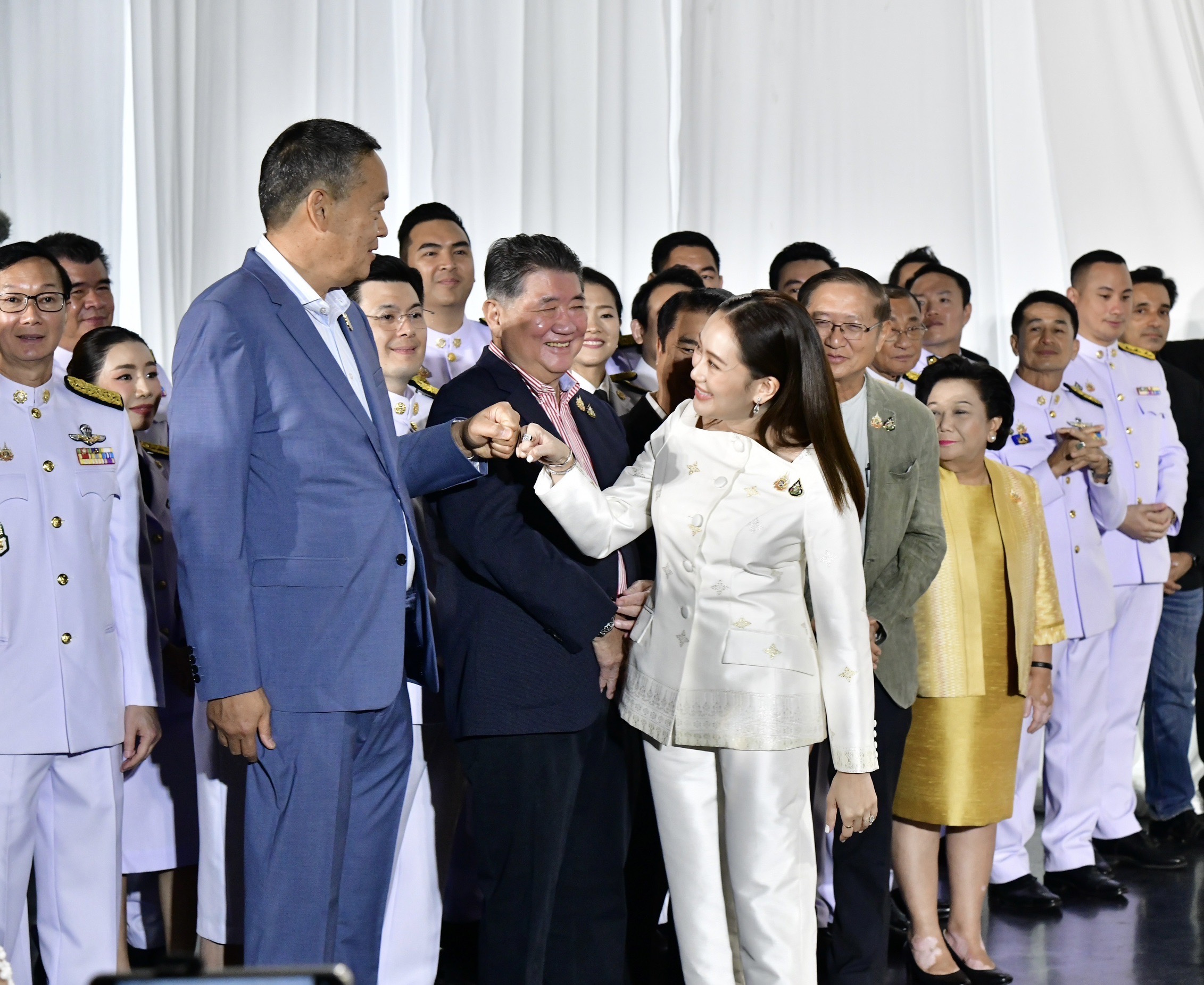 "แพทองธาร" ขอรอตั้งครม.ใหม่ก่อน ประชุมกลุ่มย่อยวงเล็ก  19 ส.ค. แฟนคลับขอถ่ายรูปเซลฟี่ 