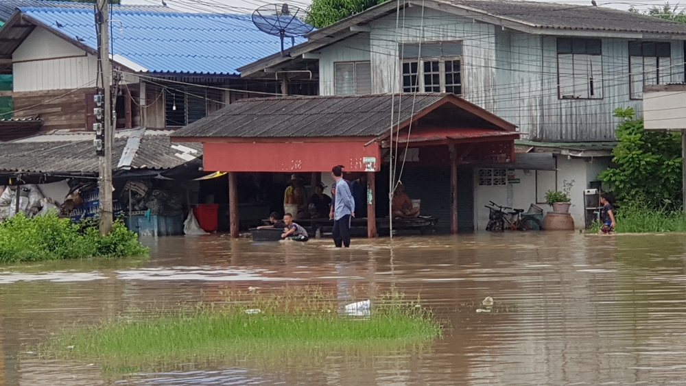 แม่น้ำเพชรบุรี เอ่อล้น ตลิ่งพัง ไหลเข้าท่วมบ้านประชาชน ต.บางครก อ.บ้านแหลม ยกสิ่งของหนี
