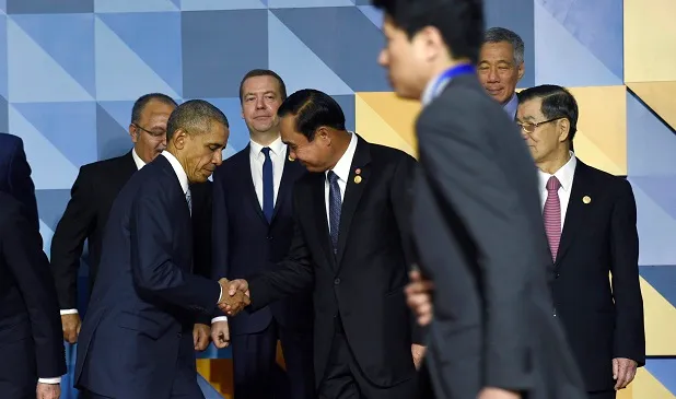 พลเอกประยุทธ์ จันทร์โอชา นายกรัฐมนตรี จับมือกับอดีตประธานาธิบดีบารัก โอบามา ของสหรัฐฯ 