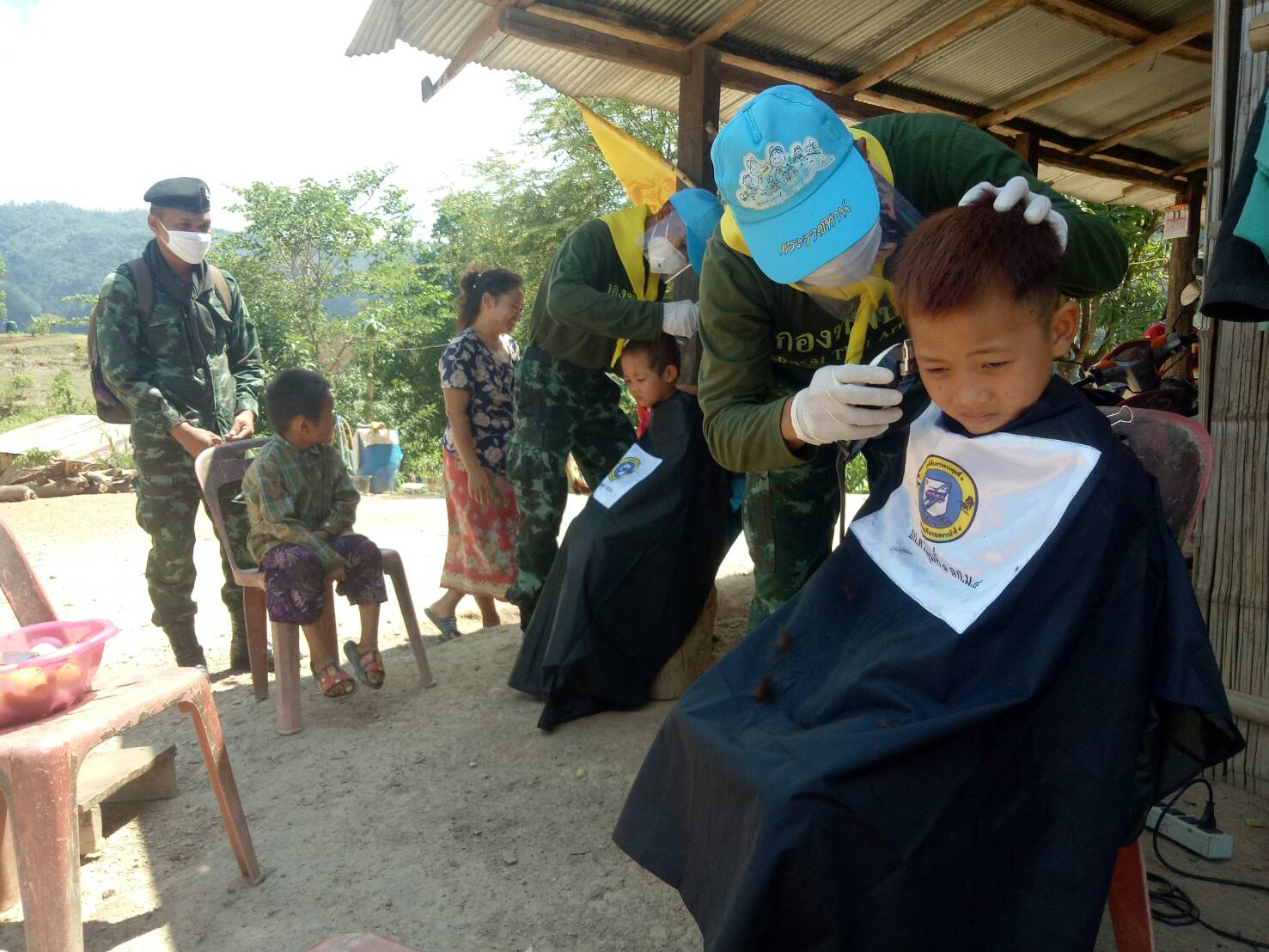  กองกำลังผาเมืองจัดกำลังพลให้บริการตัดผมฟรีถึงบ้าน "Army Barber Delivery"