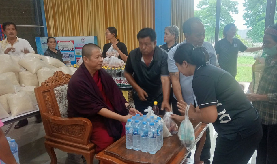 ส่งต่อกำลังใจผ่านสิ่งของจำเป็น พร้อมเสริมความรู้สุขภาพผู้สูงอายุและร่วมสืบสานประเพณีเข้าพรรษา 