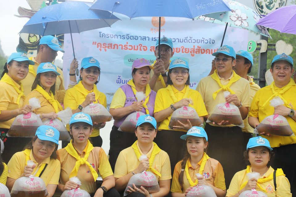 คุรุสภาร่วมใจ ศธจ.พังงา ทำความดีด้วยหัวใจ ปล่อยกุ้งเลี้ยงอาหารเด็กพิเศษ 