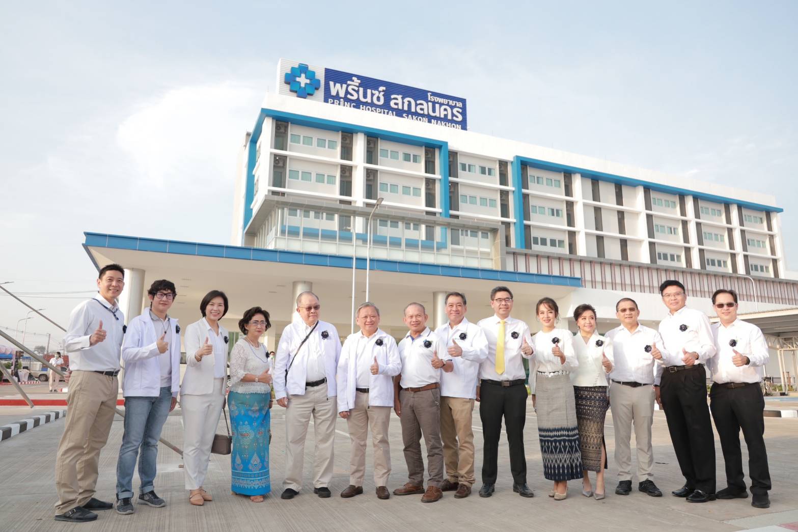 ชาวสกลนครร่วมทำบุญตักบาตรพระเกจิชื่อดัง 9 รูปทั่วอีสาน พร้อมร่วมเปิดอาคาร ‘รพ.พริ้นซ์ สกลนคร’ อย่างยิ่งใหญ่