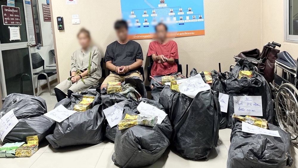 ตร.เชียงราย จับ 3 ม้งพบพระ ขนไอซ์-เคฯ ข้ามทางชายแดนอำเภอเชียงของ
