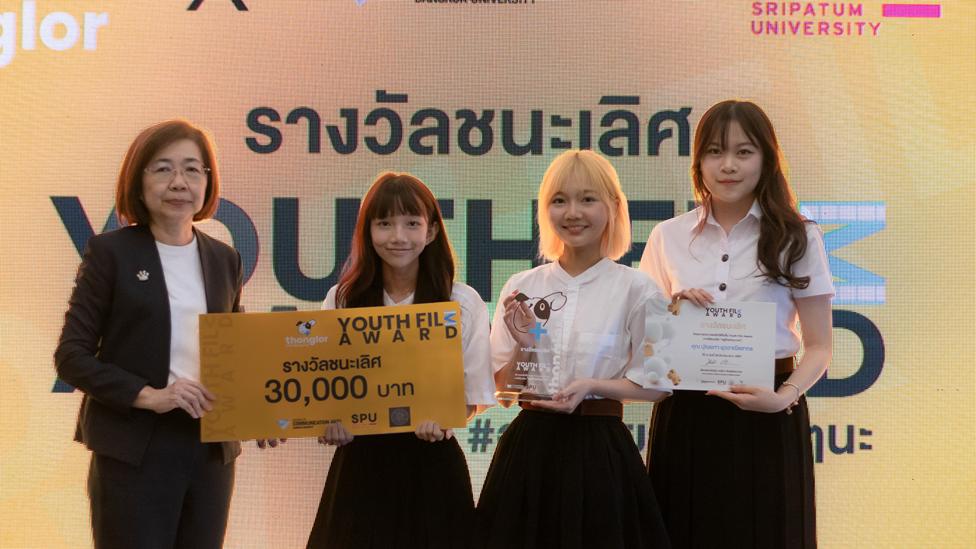 เด็กม.กรุงเทพยกทีม คว้าชนะเลิศครีเอทคลิปสั้นได้ใจฟูมาก