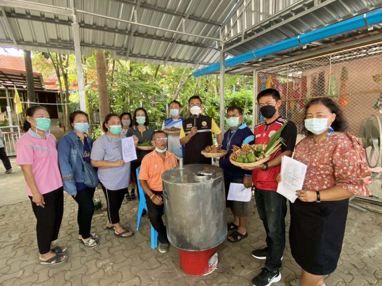 อบต.พุคา ต้มสมุนไพรสูตรโบราณ ช่วยผู้ป่วยนอกในสถานการณ์โควิด 