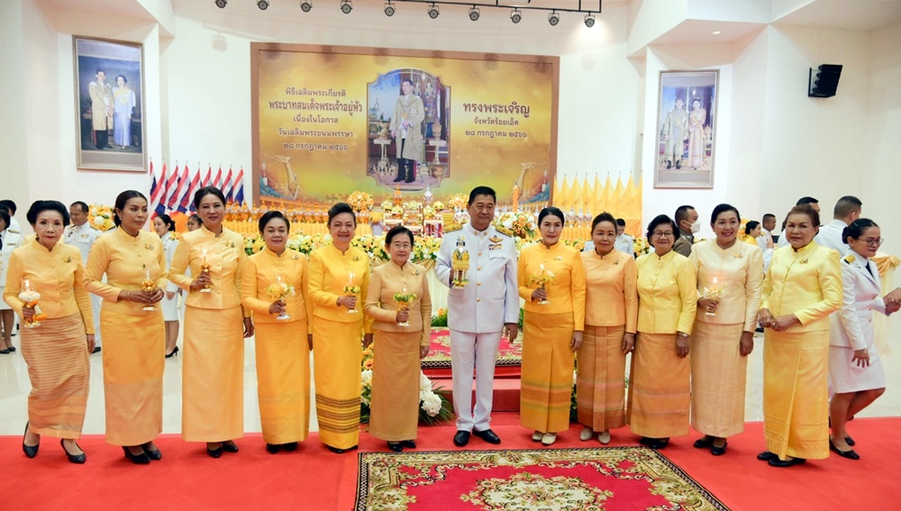 ผู้ว่าฯร้อยเอ็ด นำพสกนิกรจุดเทียนถวายพระพรชัยมงคล เฉลิมพระเกียรติพระบาทสมเด็จพระเจ้าอยู่หัว