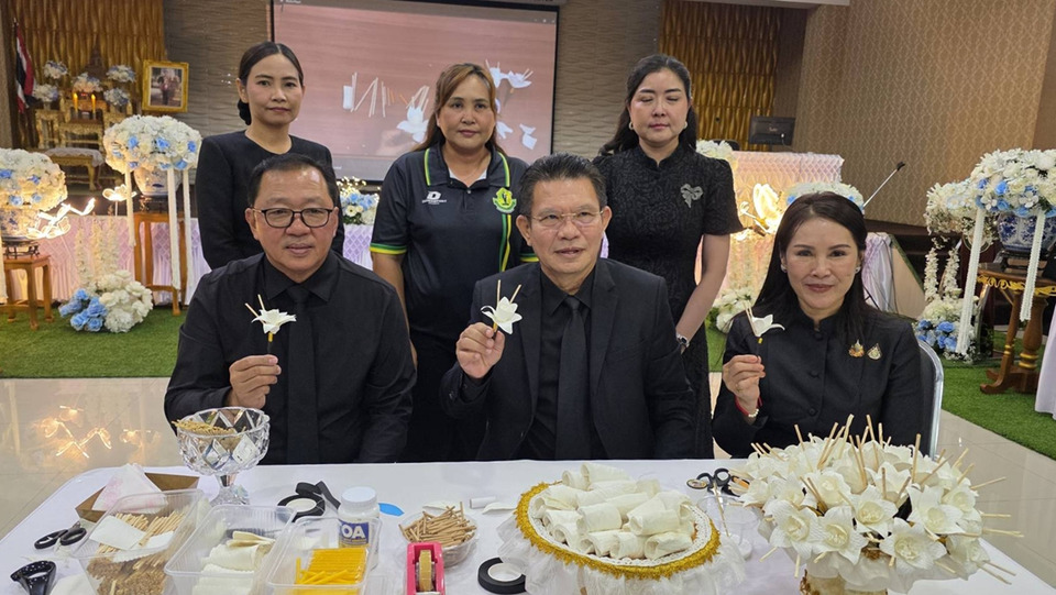 เทศบาลนครสมุทรสาคร รวมพลังจิตอาสาอบรมทำ “ดารารัตน์” 25,000 ดอก น้อมสำนึกพระมหากรุณาธิคุณ