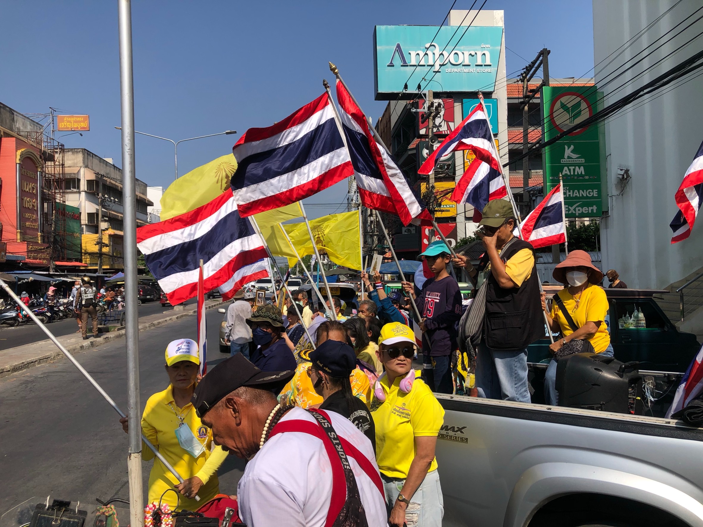 หวิดปะทะ!"ป้าอยุธยา"นำมวลชน"กลุ่มปกป้องสถาบัน"ถือป้ายค้านแก้ม.112 เจอกลุ่มเห็นต่างโห่ไล่