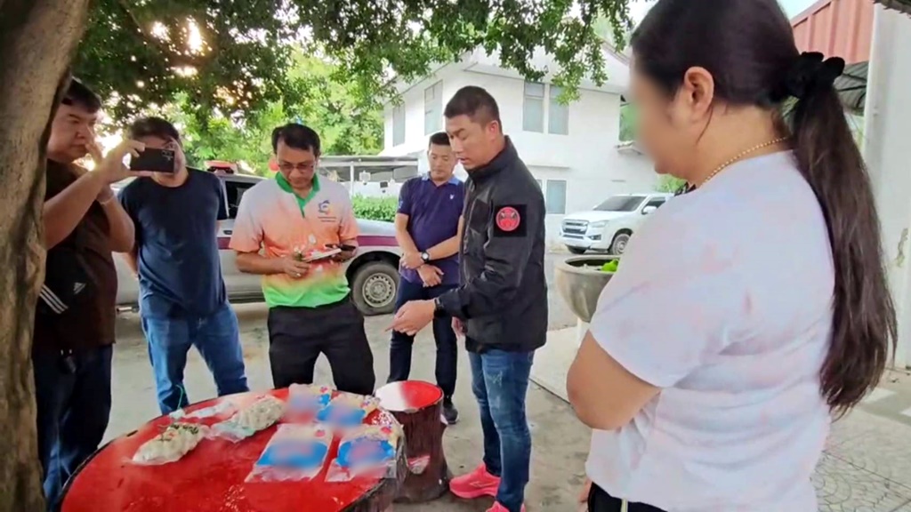 บุกตรวจค้นเจ้าแม่เงินกู้ พบโรงงานผลิตลูกชิ้นไม่มีใบอนุญาต-อย.