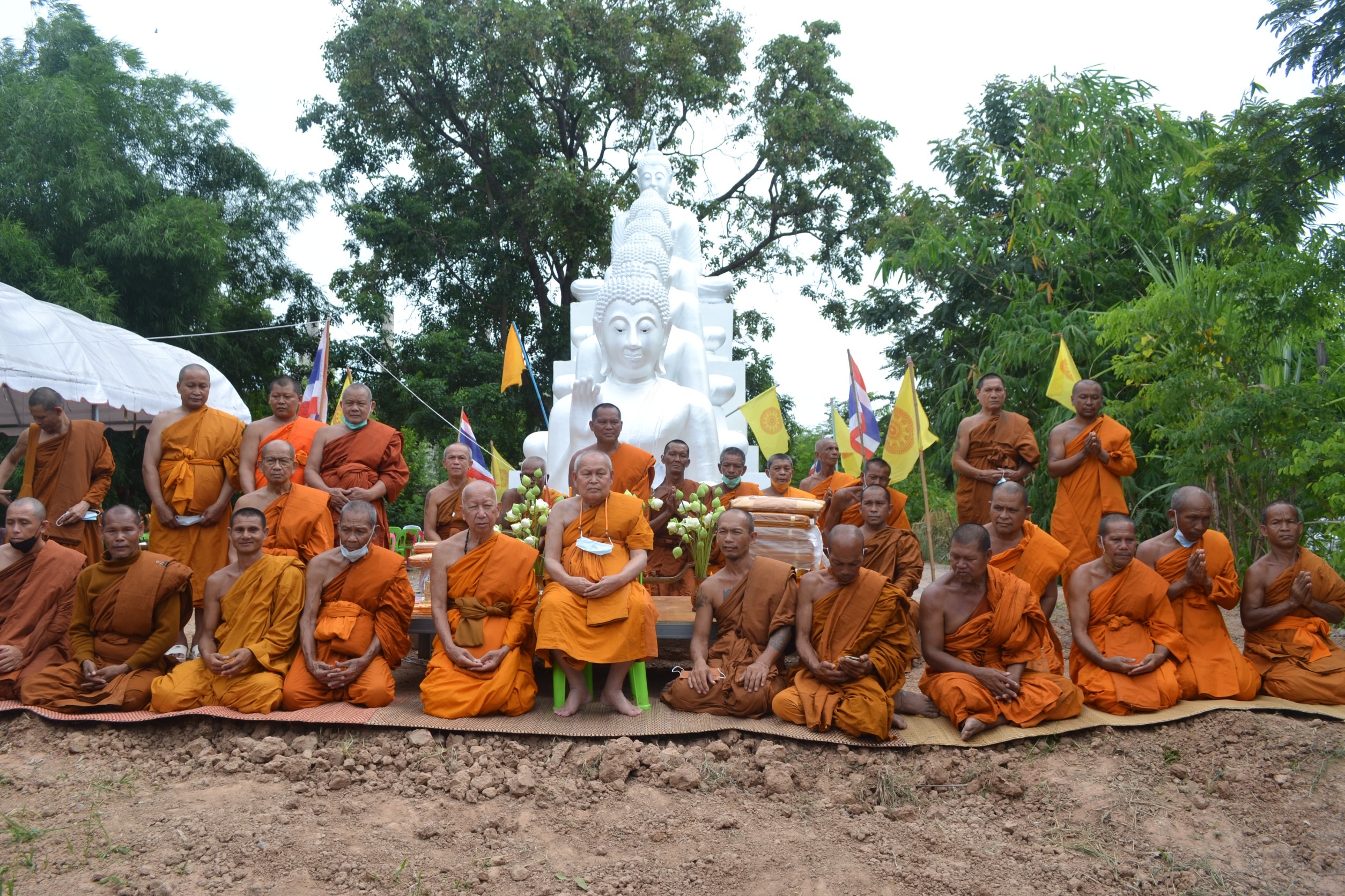 ‘นางรำ’ อายุรวมกันกว่า 2,500 ปี ร่วมฟ้อนถวายงานเบิกเนตร พระพุทธเจ้า 5 พระองค์