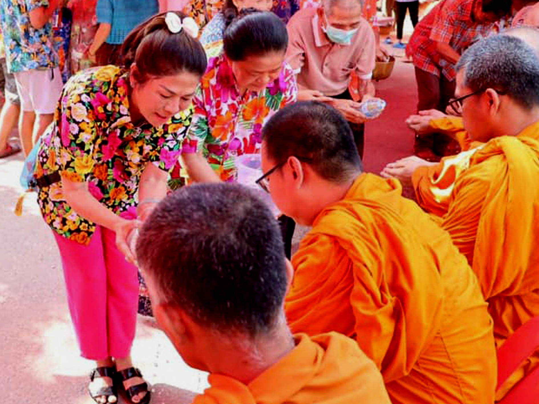 เทศบาลเมืองเขาสามยอด  จัดกิจกรรมรดน้ำดำหัวผู้ใหญ่สืบสานประเพณีปีใหม่