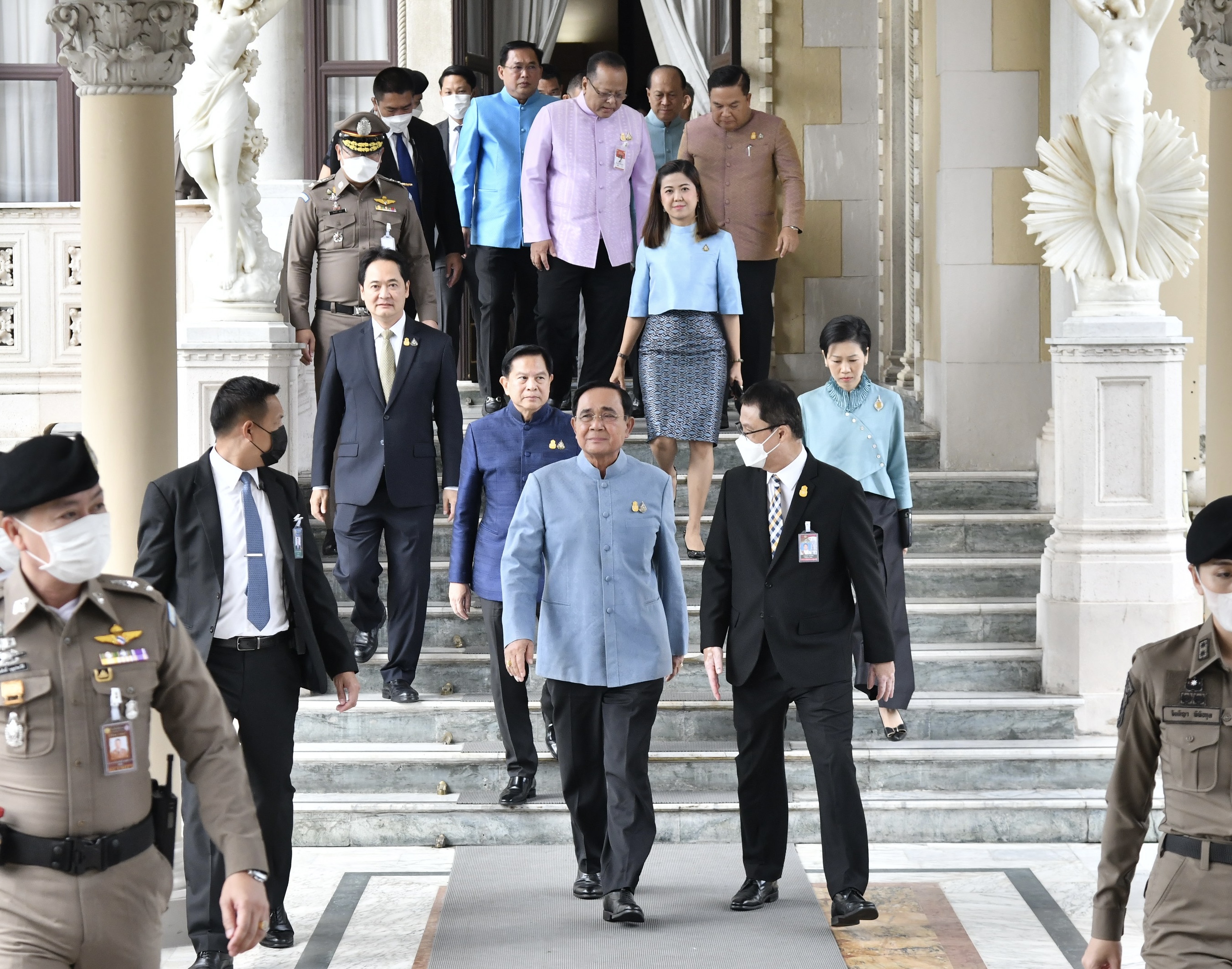 "บิ๊กตู่" นำถกครม. อารมณ์ดีทักสื่อ  ปัดตอบถึง "นายกฯคนใหม่" บอกขอประชุมก่อน "บิ๊กป้อม" ลา