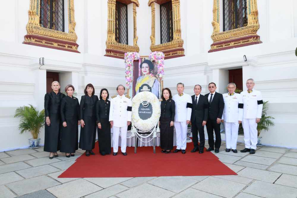วางพวงมาลา และถวายสักการะพระบรมศพ "พระพันปีหลวง"