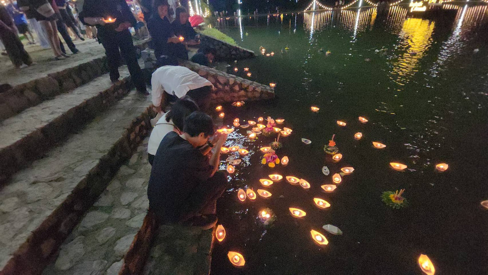 ชุมชนวัดชากลูกหญ้าคึกคัก! ลอยกระทง “สี่สายสัมพันธ์ ลอยประทีปถวายอาลัยด้วยใจภักดี” 