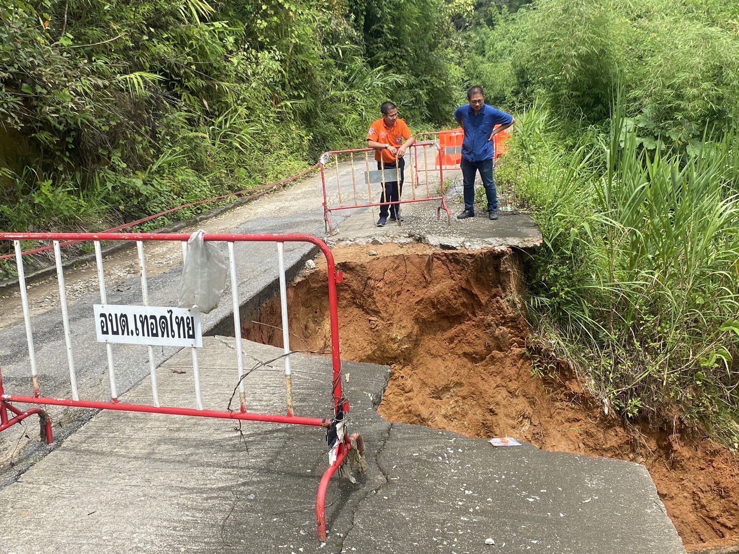 เชียงราย ถนนทรุดตัวพื้นที่เทอดไทย อ.แม่ฟ้าหลวง หลังฝนตกหนัก