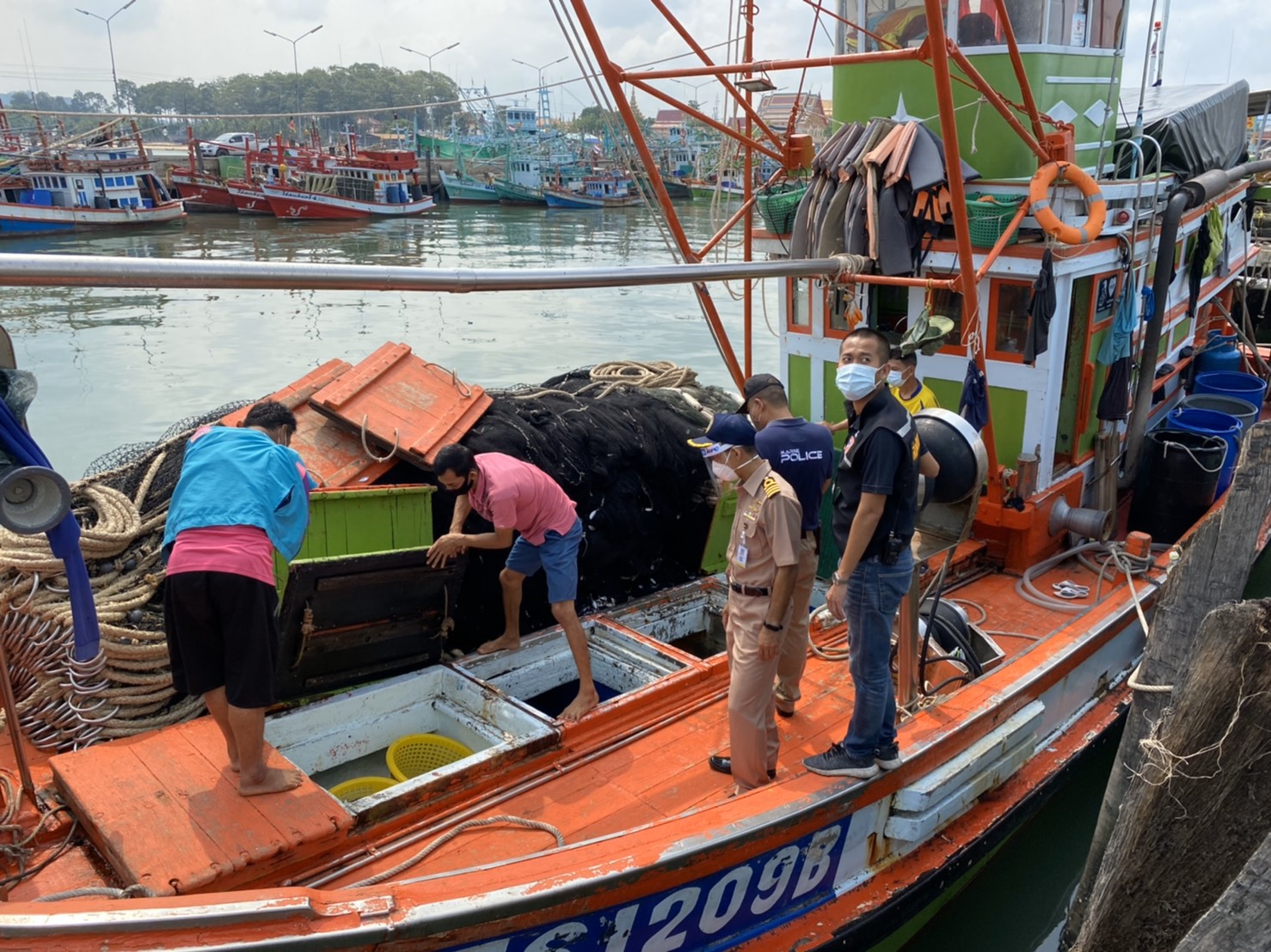ตำรวจน้ำสัตหีบเปิดปฏิบัติการมัจฉา 633 จับเรือประมงลักลอบจับสัตว์น้ำในชายฝั่งผิดกฎหมาย