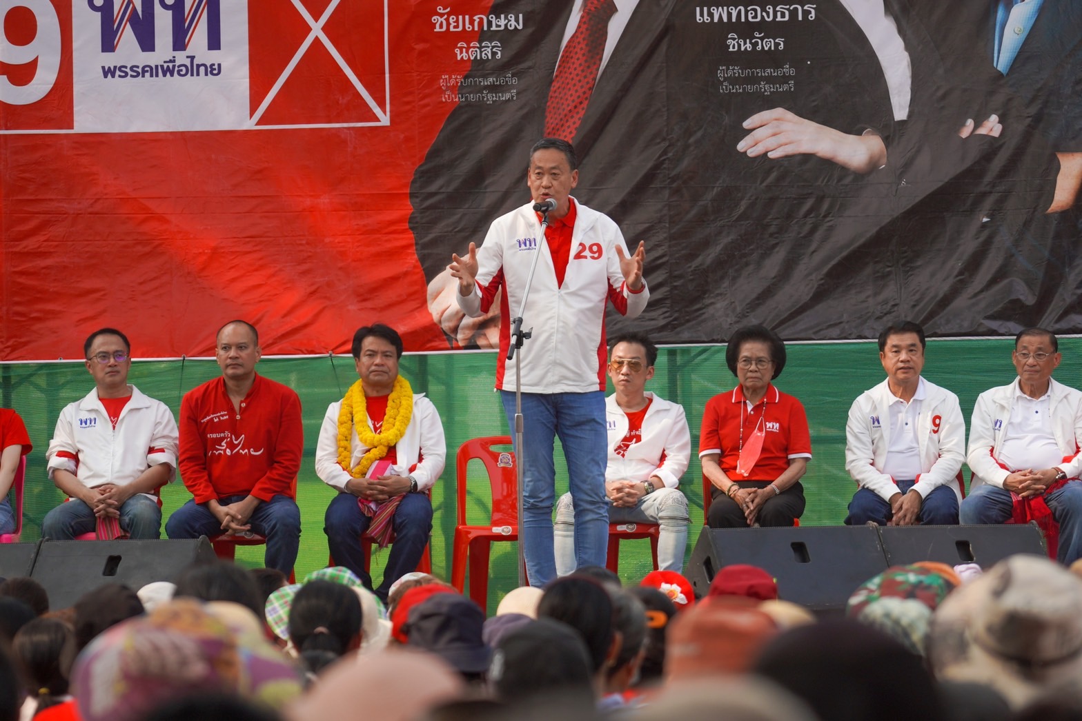“ชาวกมลาไสย” แห่ฟัง “เพื่อไทย” คึกคัก “เศรษฐา” อ้อนขอคะแนนกาเพื่อไทยทั้งสองใบ