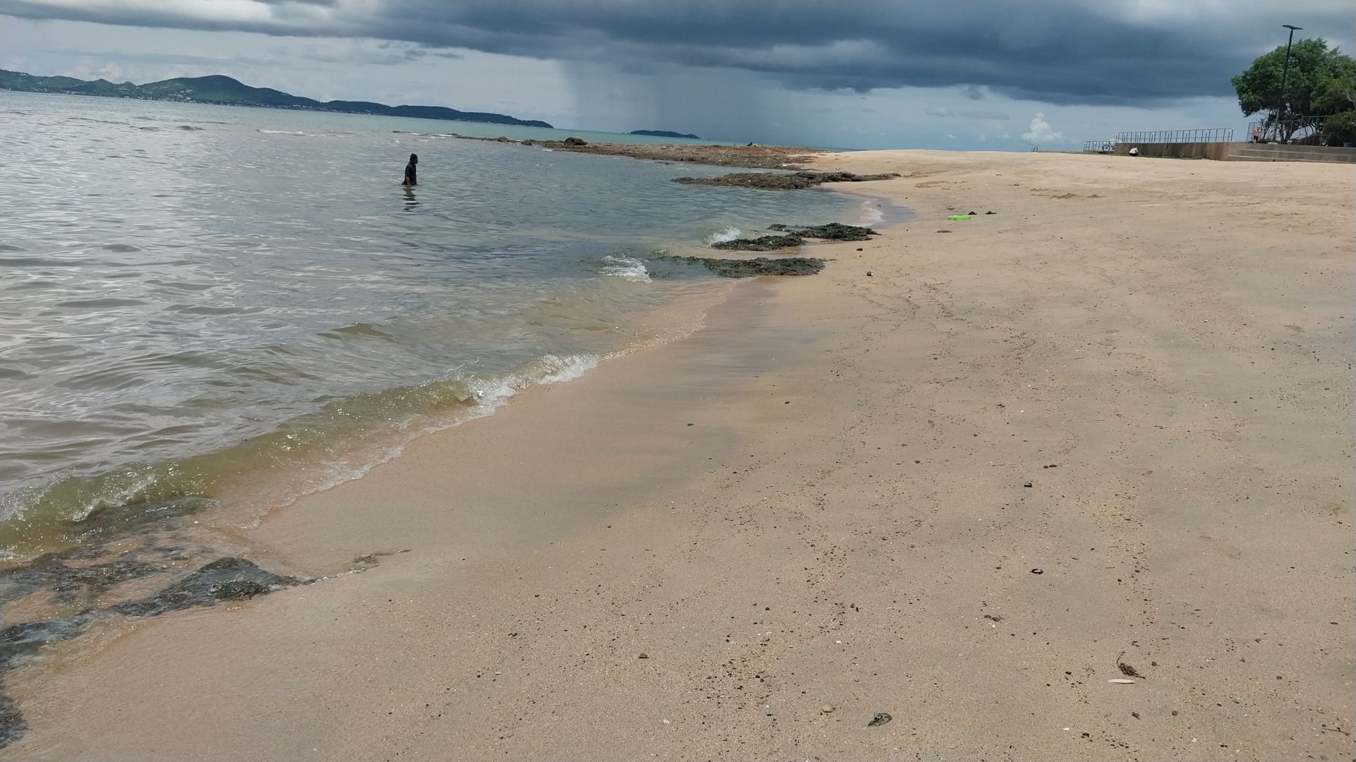 นักท่องเที่ยวเล่นน้ำหาดจอมเทียนพบคราบน้ำมันเกาะเต็มชายหาดจนเลอะติดตัว