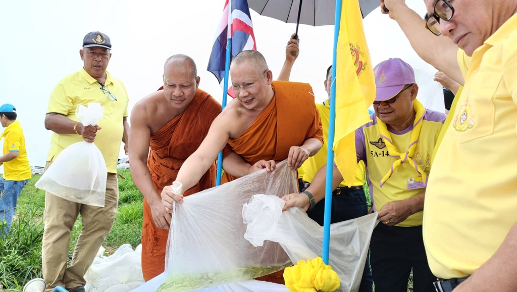 นอภ.ท่าบ่อ ร่วมกับ พระศรีญาณวงศ์,ดร. รองเจ้าคณะจังหวัดหนองคาย ปลูกต้นไม้-ปล่อยพันธุ์ปลา เฉลิมพระเกียรติ