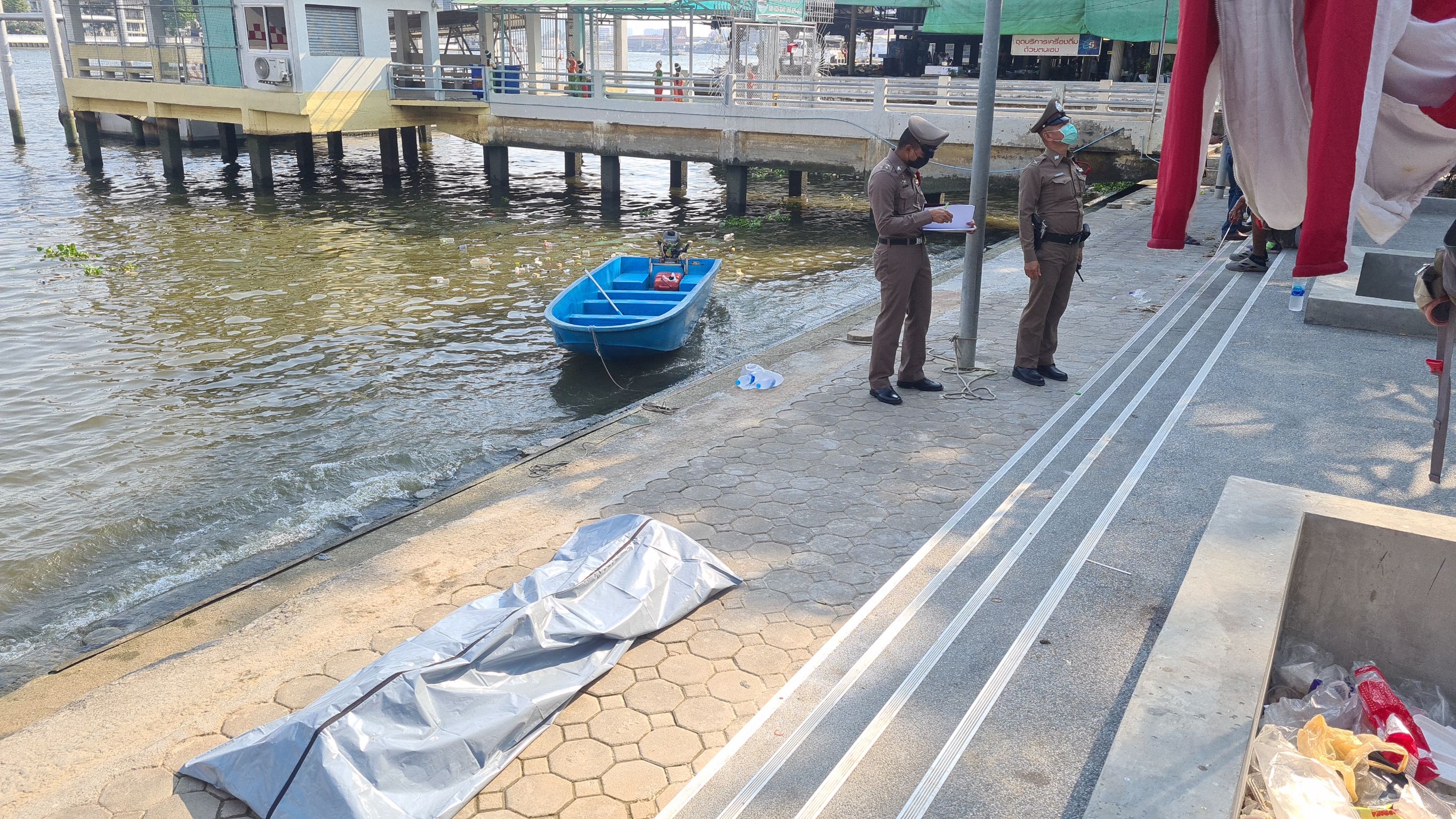 พบศพชายนิรนามเปลือยกายลอยแม่น้ำเจ้าพระยาติดข้างเรือสะพานพระปิ่นเกล้า