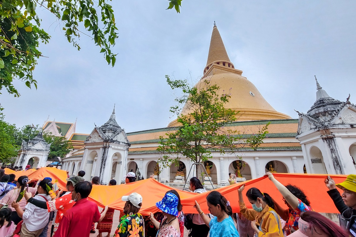 นทท.และชาวนครปฐมร่วมแห่ผ้าห่มองค์พระปฐมเจดีย์ สรงน้ำพระ-เล่นน้ำส่งท้ายวันสงกรานต์ 