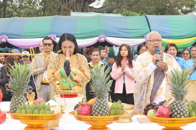 สพป.เขต1 จัดกิจกรรมดำวันแม่ เกี่ยววันพ่อ สานต่อเศรษฐกิจพอเพียง