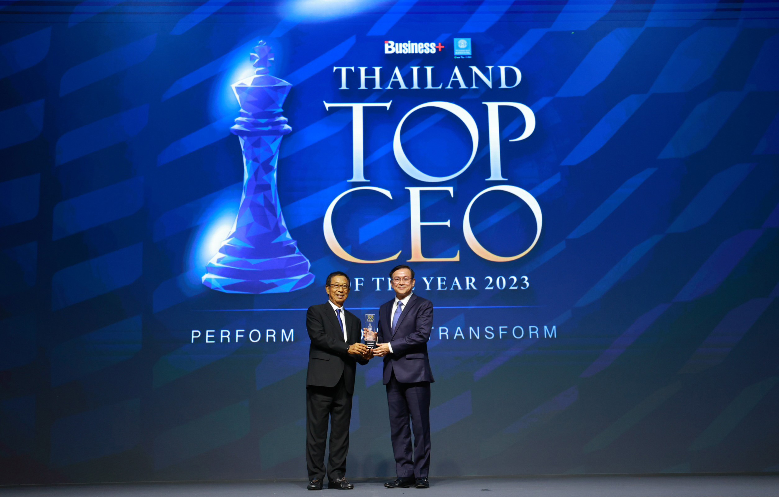 ดร.สมพร  สืบถวิลกุล ซีอีโอแห่งทิพยประกันภัย คว้ารางวัลสุดยอด CEO  ประเภทอุตสาหกรรมประกันภัย