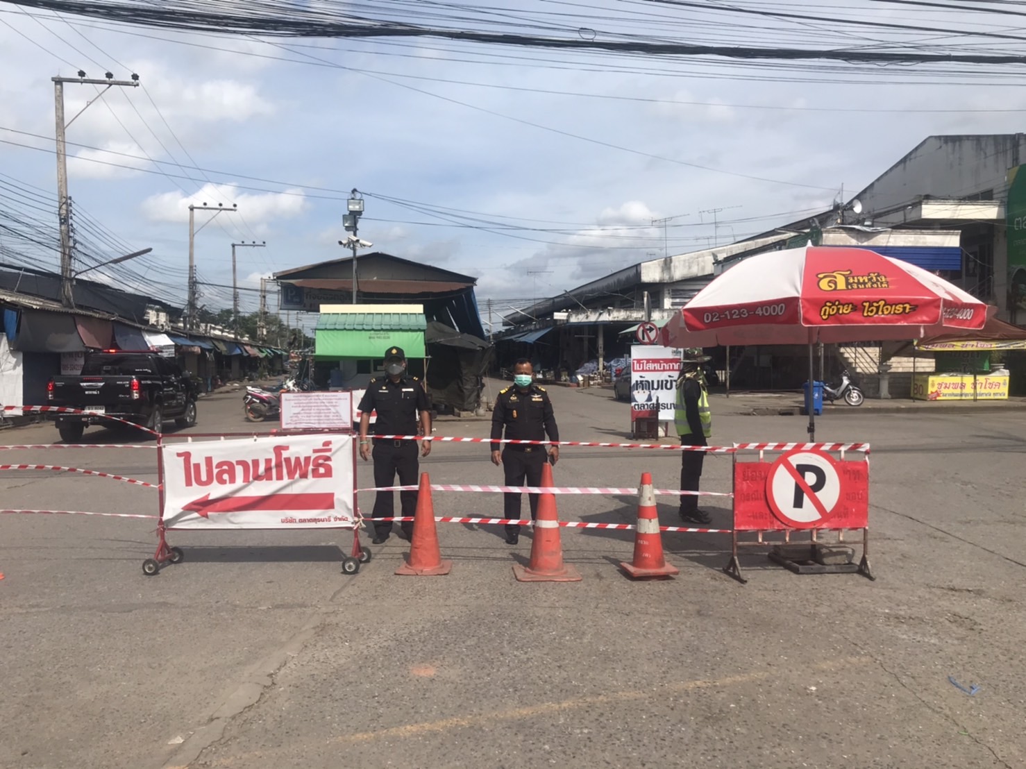 โคราชผวา ! ผึ้งแตกรัง ปิดตลาดสุรนารีป้องเชื้อกระจาย ผู้ค้าไหวตัวขนผักผลไม้เร่ขายริมถนนและตามตลาดอื่นๆ