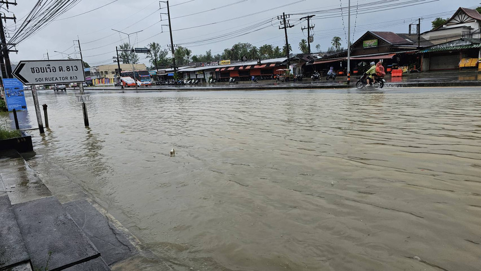 พังงาอ่วม! ฝนถล่มเขาหลักน้ำท่วมซ้ำซาก ถนนเพชรเกษมจม เครื่องสูบน้ำก็เอาไม่อยู่