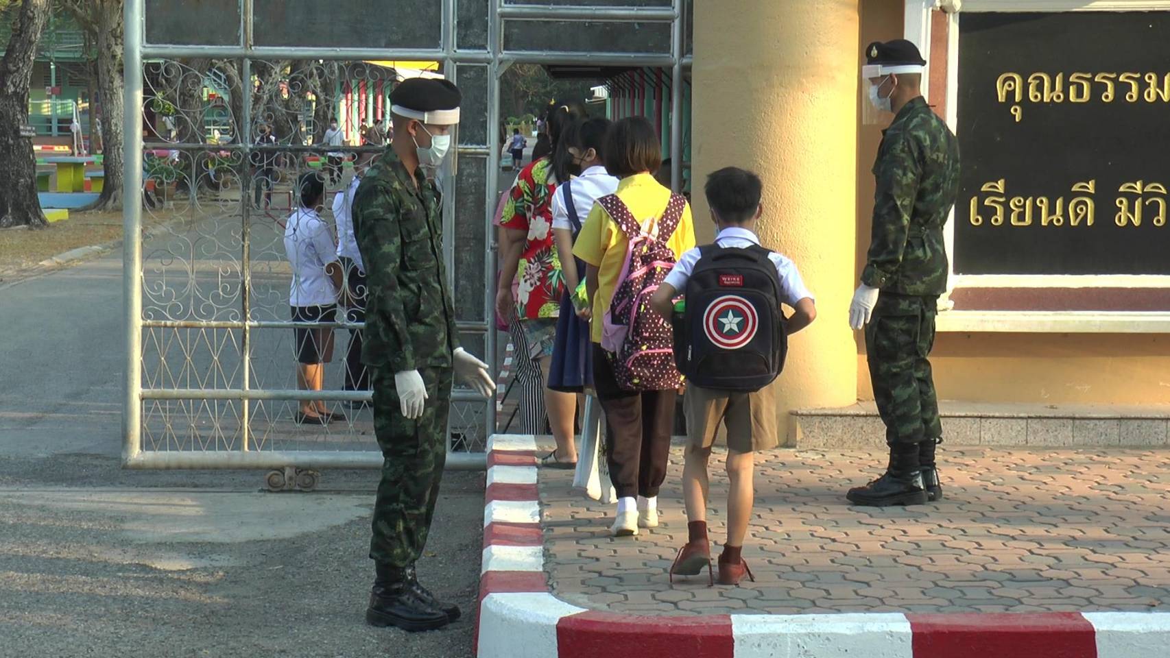 เปิดเทอมวันแรก ศูนย์การทหารปืนใหญ่ จัดกำลังพลอำนวยความสะดวกการจราจร ช่วยตรวจคัดกรอง โรงเรียนในพื้นที่ชุมชนรอบค่าย 