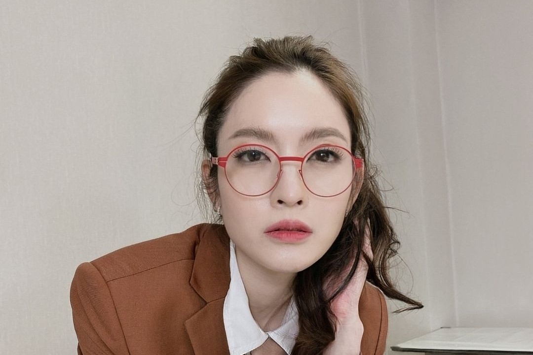 ยอม! 'แม่แอฟ'ลุคสาวเนิร์ดสวยใสๆ แต่ทำไมเซ็กซี่ 