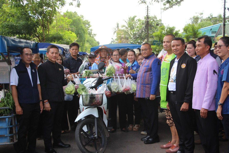 ร้อยเอ็ดเปิดโครงการ “ไทยช่วยไทย” รถพุ่มพวงลุยขายสินค้าถึงหมู่บ้าน ลดค่าครองชีพประชาชน 