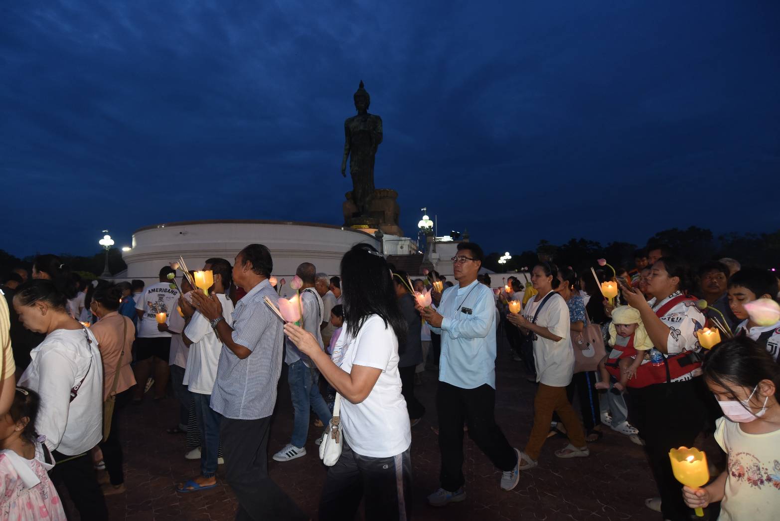 พุทธศาสนิกชน หลั่งไหลเวียนเทียน "พุทธมณฑลฯ" เนื่องในวันวิสาขบูชา