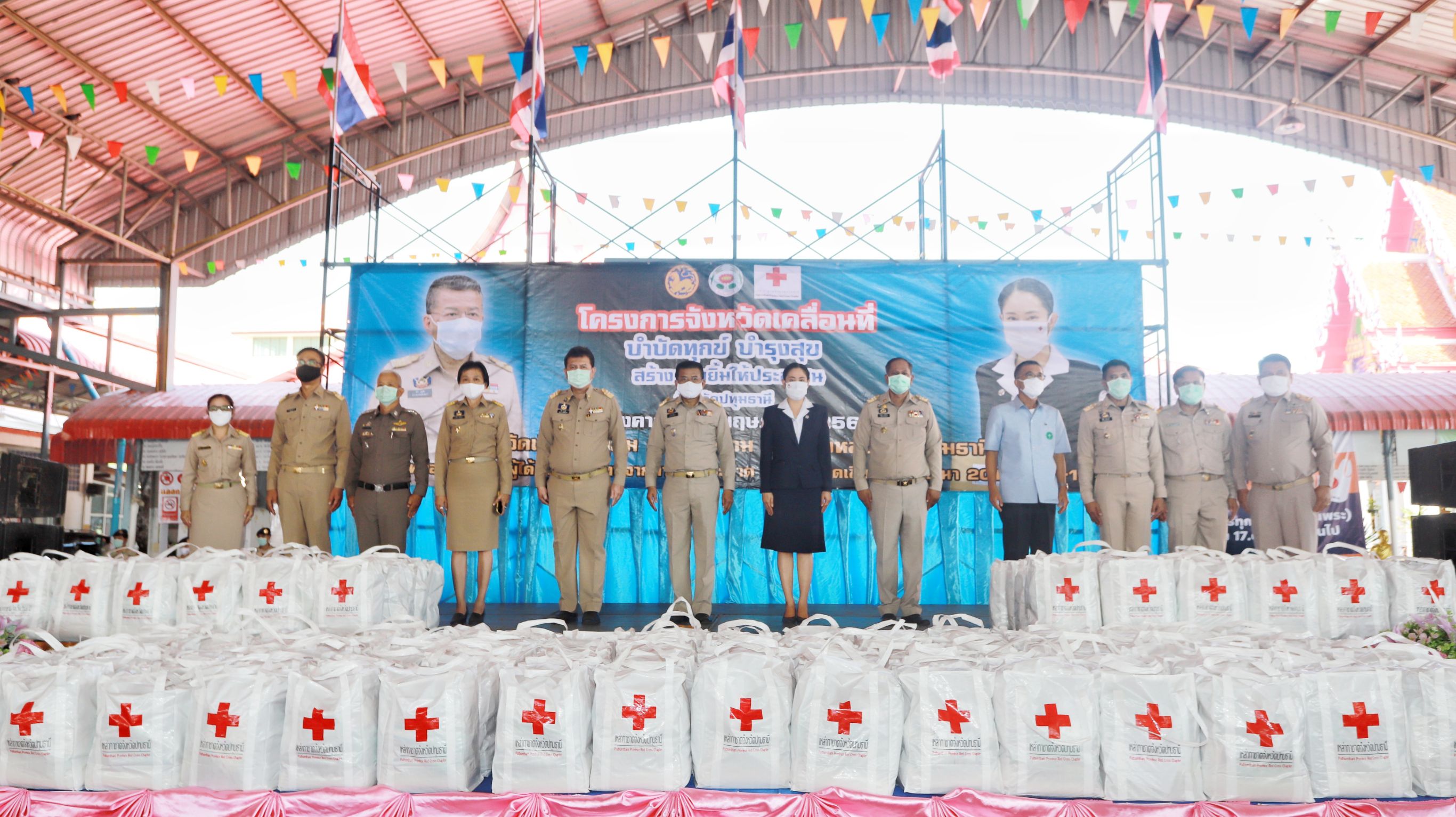 ผู้ว่าฯปทุมธานี นำจังหวัดเคลื่อนที่ ช่วยเหลือผู้ได้รับผลกระทบจากการแพร่ระบาดของโรคติดเชื้อไวรัสโคโรนา 2019 