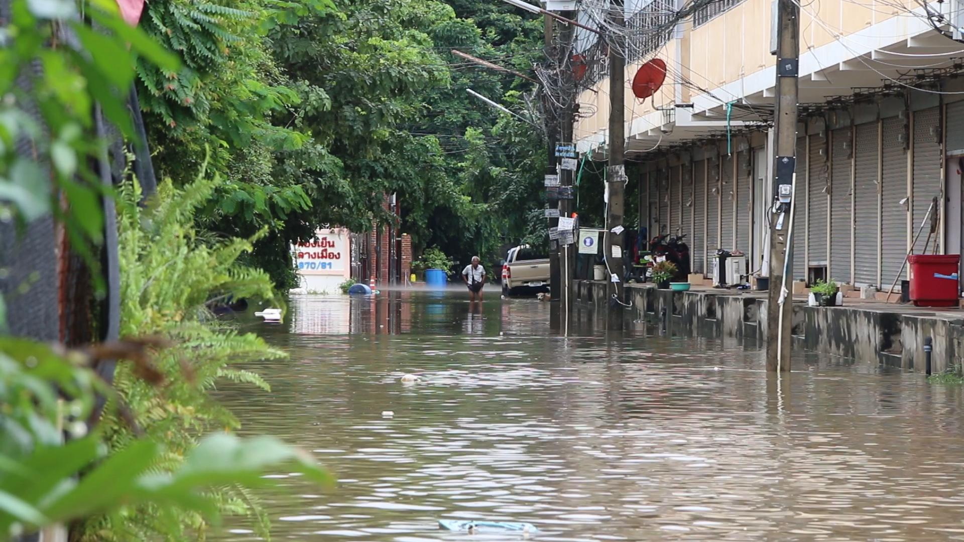 มวลน้ำไหลท่วมเขตเมืองขอนแก่นบางจุดสูงกว่า 80 ซม. เทศบาลฯเร่งแจกจ่ายกระสอบทรายวางแนวกั้นน้ำ 