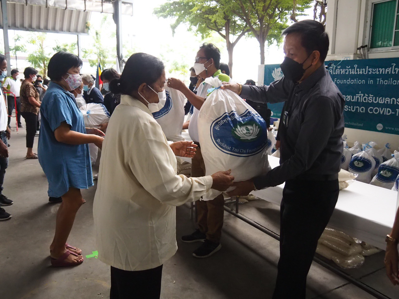 มูลนิธิพุทธถือจี้ไต้หวันในประเทศไทย นำถุงยังชีพ 1,014 ชุด มอบแก่ปชช.ในพื้นที่ตำบลเทพารักษ์