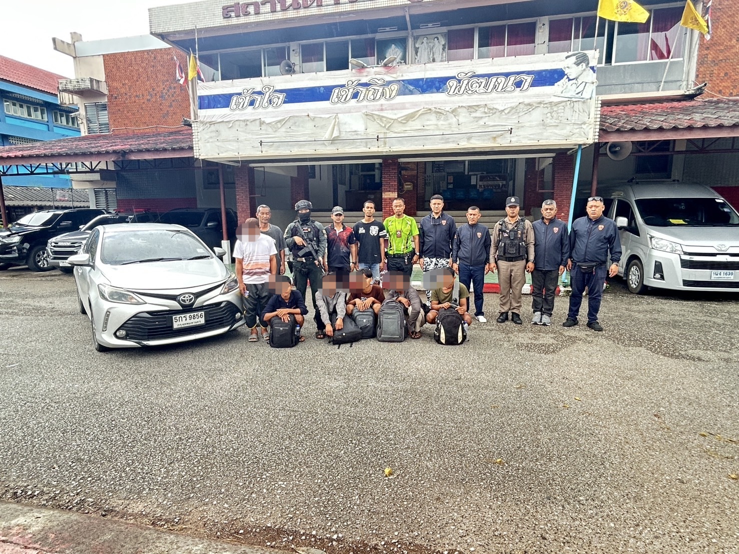 ตม.นราธิวาส ตั้งจุดตรวจ จุดสกัด พื้นที่สุ่มเสียง ออกสืบสวน ป้องกัน ปราบปราม ผู้กระทำผิดเกี่ยวกับ พ.ร.บ.คนเข้าเมือง
