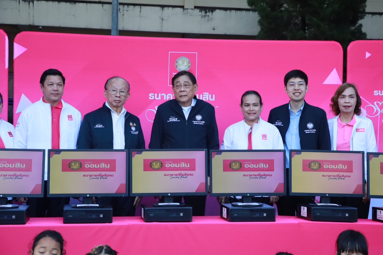 รมว.คลัง และผู้บริหารธนาคารออมสิน ตรวจเยี่ยมโรงเรียนสหศาสตร์ศึกษา เชียงราย มอบอุปกรณ์คอมพิวเตอร์ และมอบทุนช่วยเหลือ