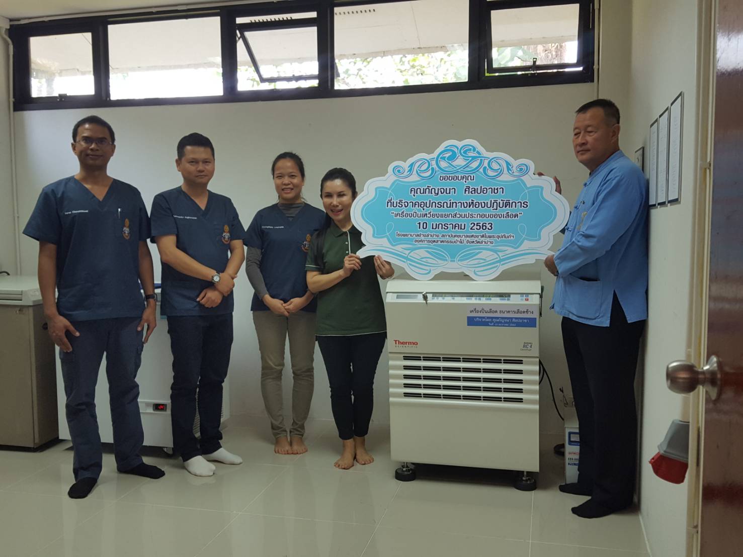 หัวหน้าฝ่ายอนุรักษ์ช้าง และทีมสัตวแพทย์  ร่วมรับมอบอุปกรณ์ทางห้องปฏิบัติ