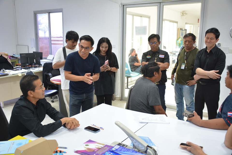 มวลชนจันทบุรีกดดัน กกต.เปิดหีบพิสูจน์ความจริง ไม่ชัดเตรียมยกระดับเป็น "แฟลชม็อบ" 