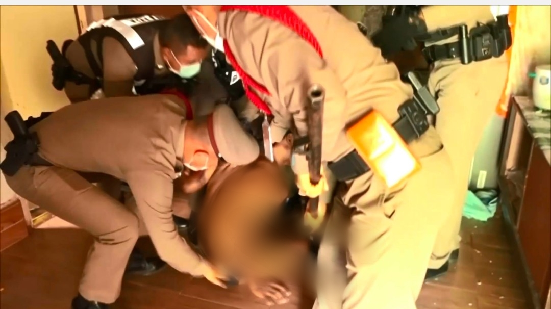 นาทีบุกชาร์จหนุ่มคลั่งยาบ้า