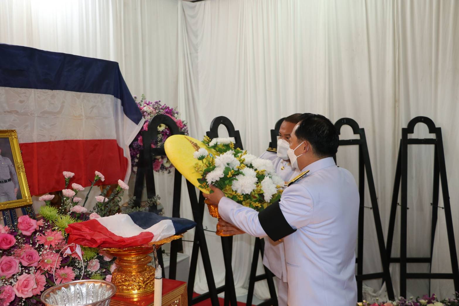 ผู้ว่าฯเชียงราย เชิญพวงมาลาพระราชทานไปวางในพิธีบำเพ็ญกุศลศพ ส.ต.ต. ณัชพล พรหมณี