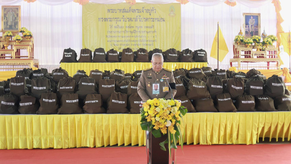 องคมนตรีเชิญสิ่งของพระราชทานช่วยน้ำท่วมปทุม ย้ำพระราชกระแสทรงห่วงใยราษฎรทุกคน 