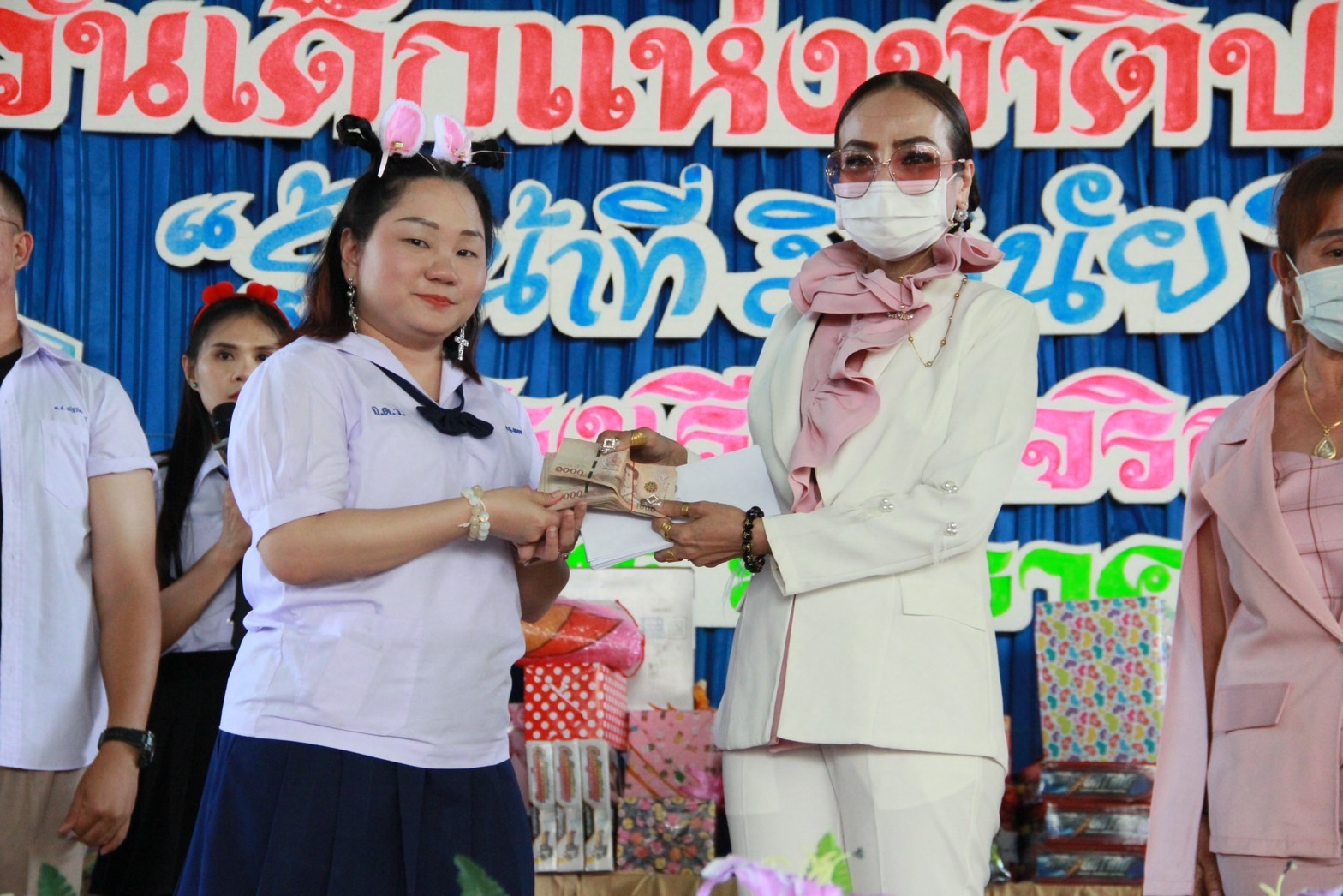 "ผอ.ฟ้า" มอบทุนการศึกษา พร้อมช่วยเหลือเด็กกำพร้า-พิการ รร.เจริญดีวิทยา กว่า 83,000 บาท  
