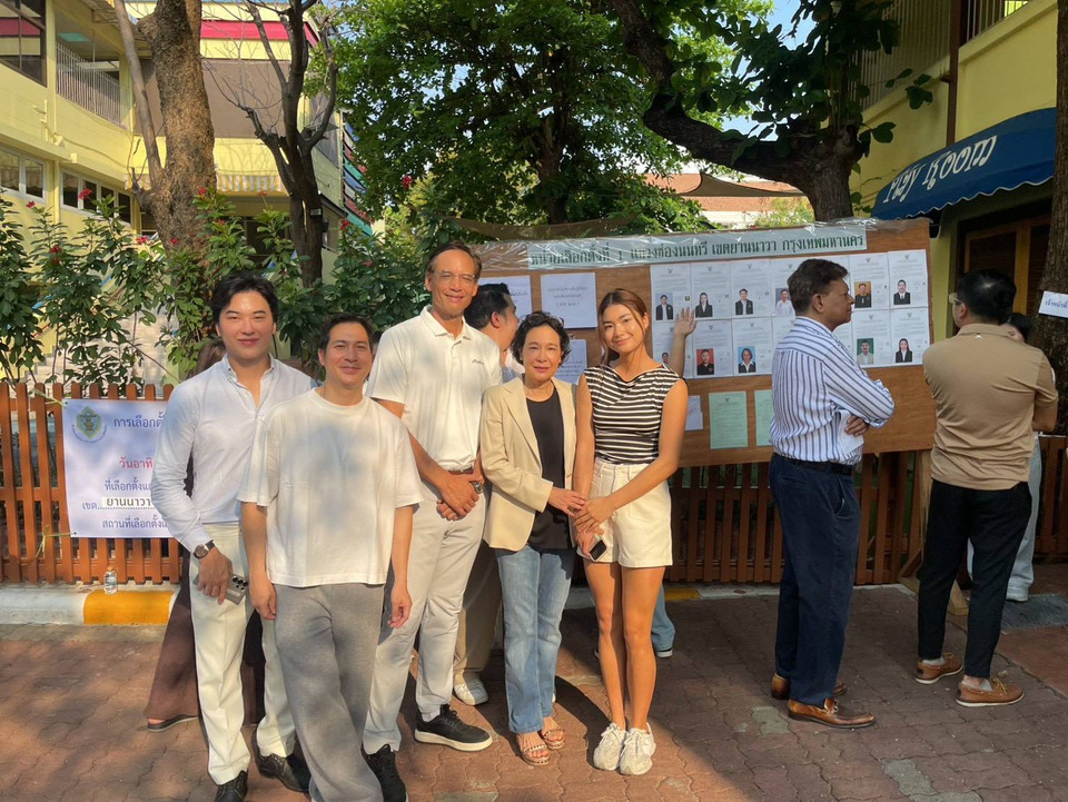 “กรณ์” ควงครอบครัวใช้สิทธิเลือกตั้ง สส.–ประชามติ ย่านเย็นอากาศ เขตสาทร กทม.